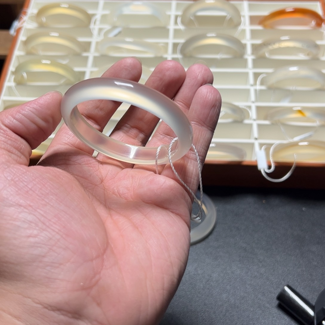 玛瑙/玉髓手镯未镶嵌阿*