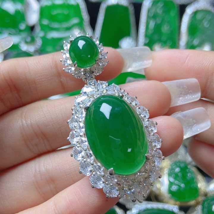 翡翠颈饰银S925镶嵌18。       