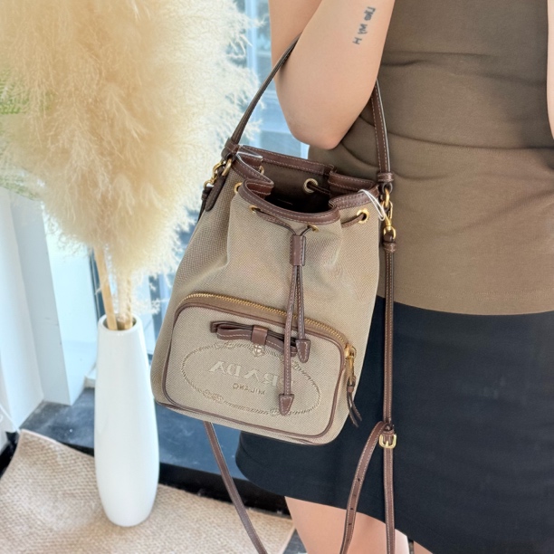 95新 Prada/普拉达 拼皮抽绳斜挎水桶包