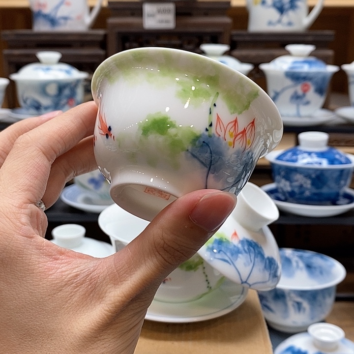 手绘五彩荷花永乐压手杯85cc釉下彩微瑕福利款