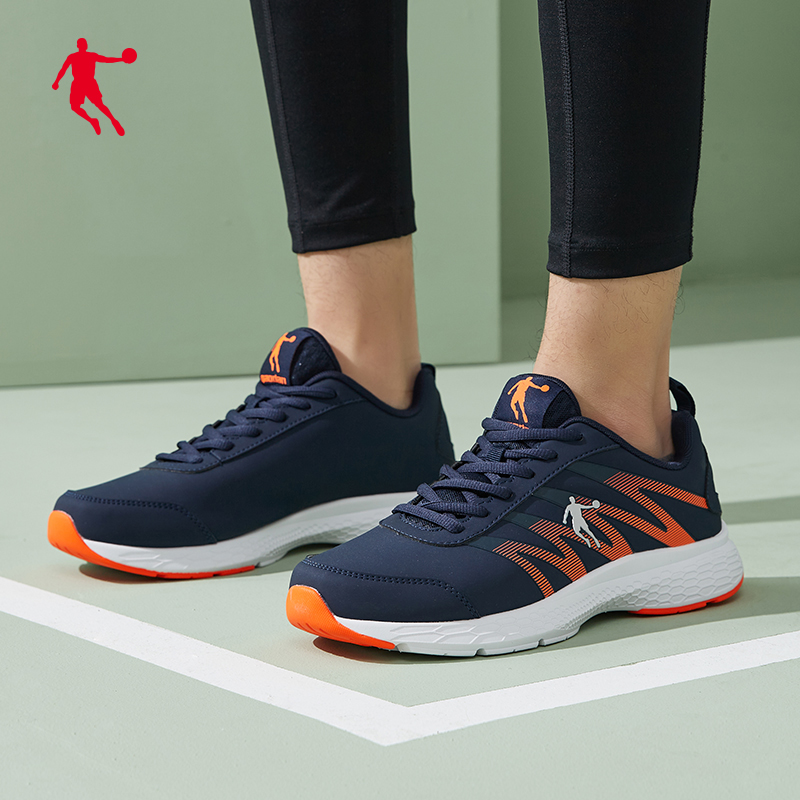 乔丹2025秋季新款皮面防泼水跑步鞋轻便运动鞋潮流减震缓冲跑鞋