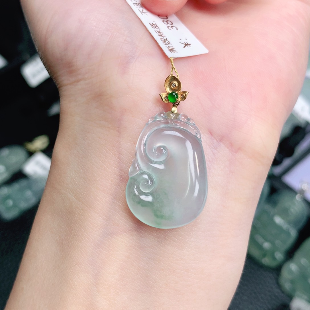 翡翠18K金镶嵌颈饰如意