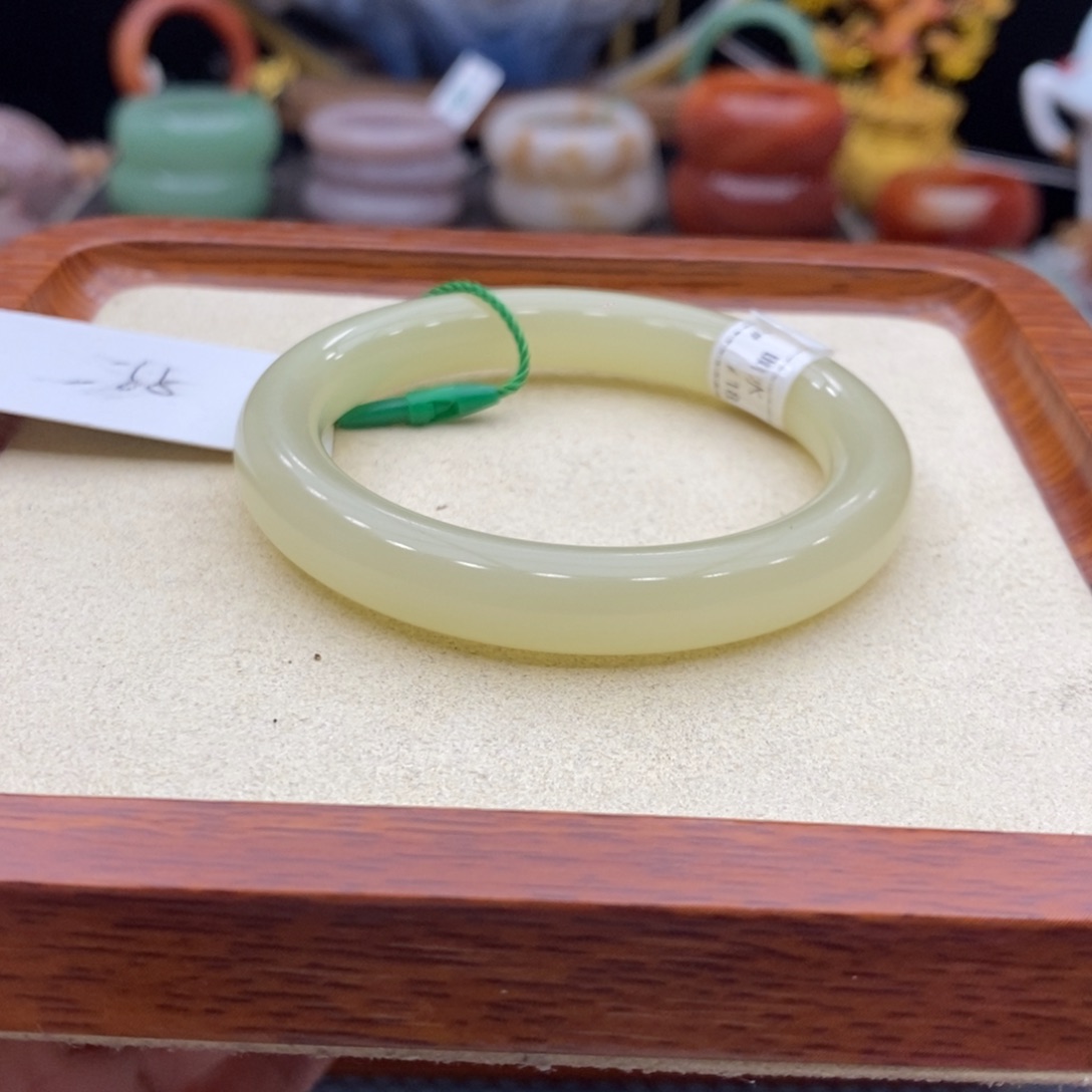 未镶嵌手镯石英质玉
