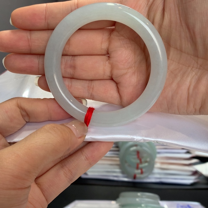 摇***摇翡翠未镶嵌手镯买断