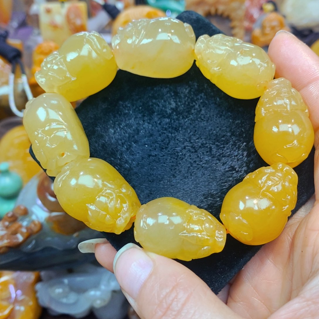 未镶嵌石英质玉（黄龙玉）颈饰