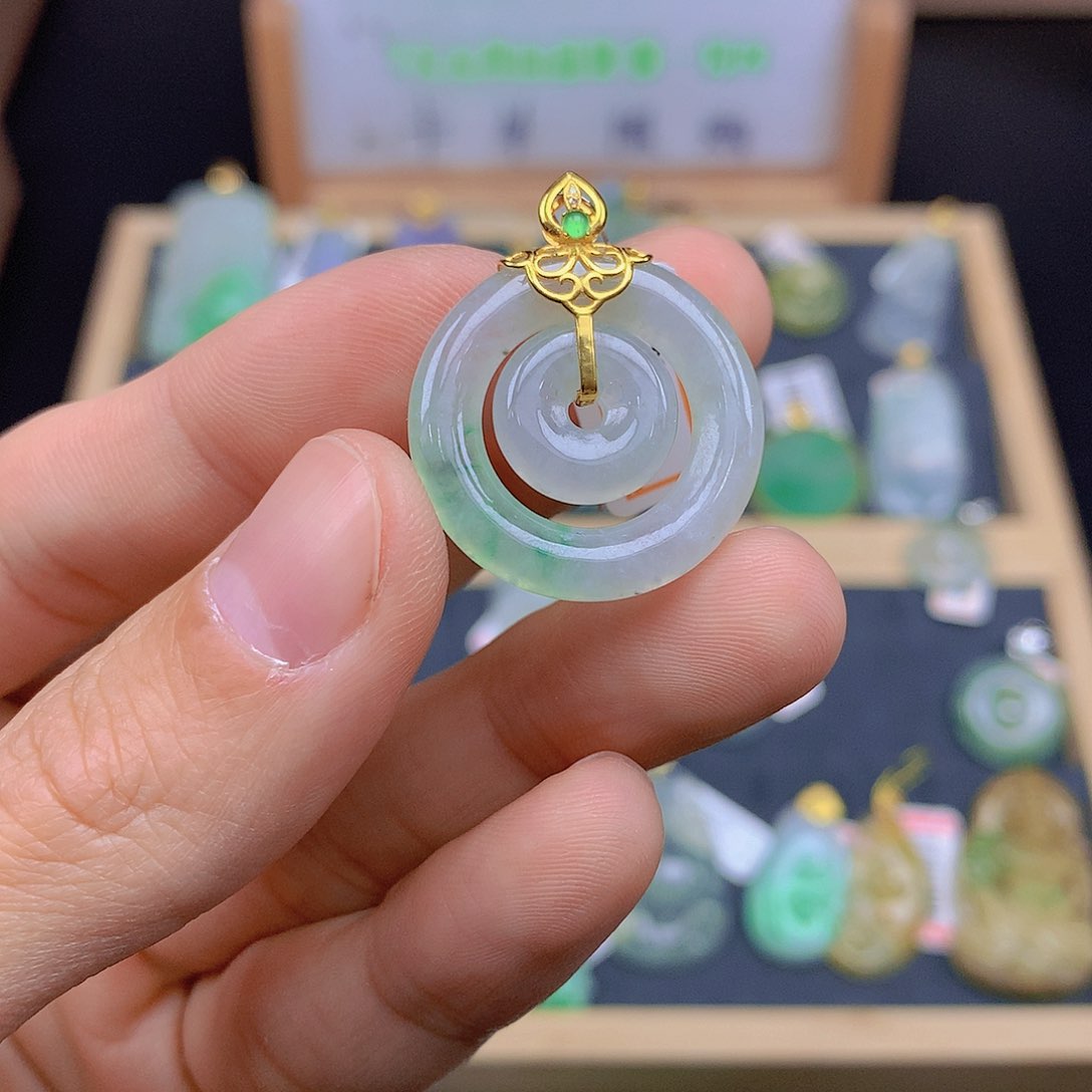 翡翠颈饰18K金镶嵌翡翠