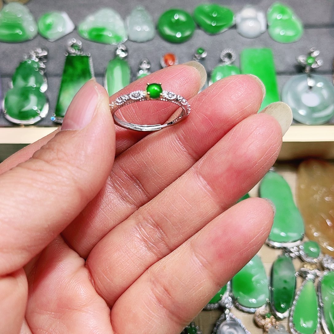 翡翠颈饰未镶嵌裸石