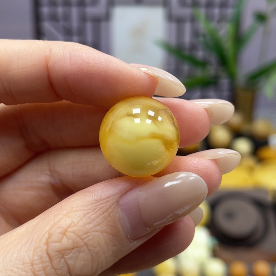 琥珀裸石未镶嵌17.0mm瑕疵