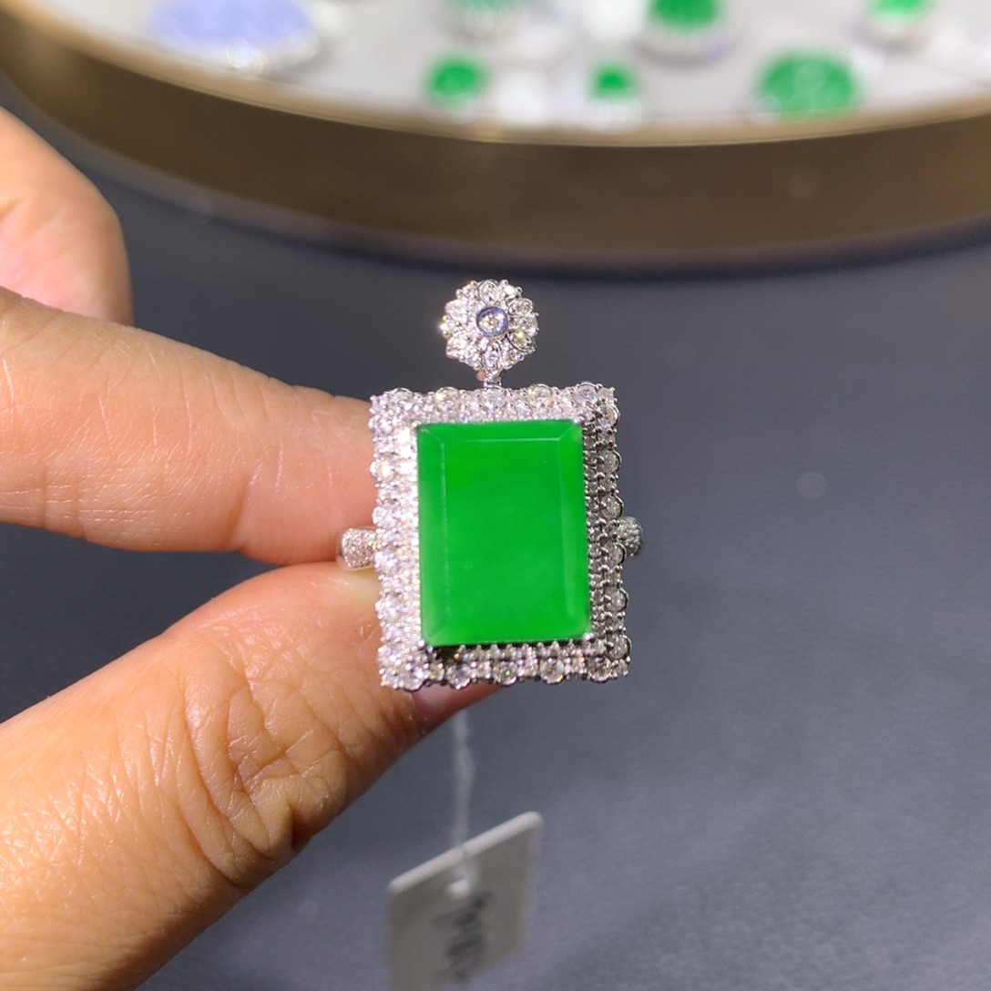 翡翠戒指18K金镶嵌翡翠