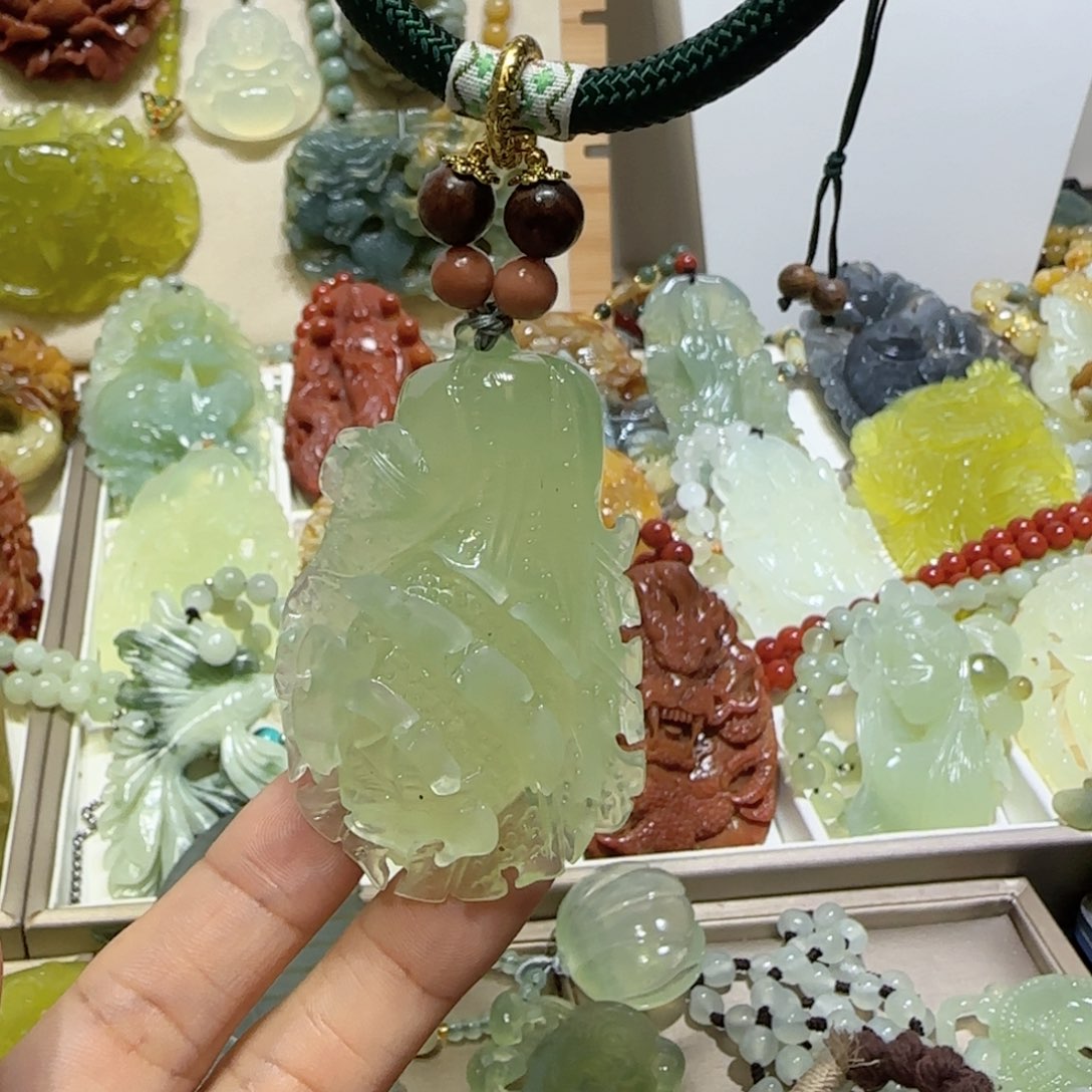 未镶嵌蛇纹石玉吊坠