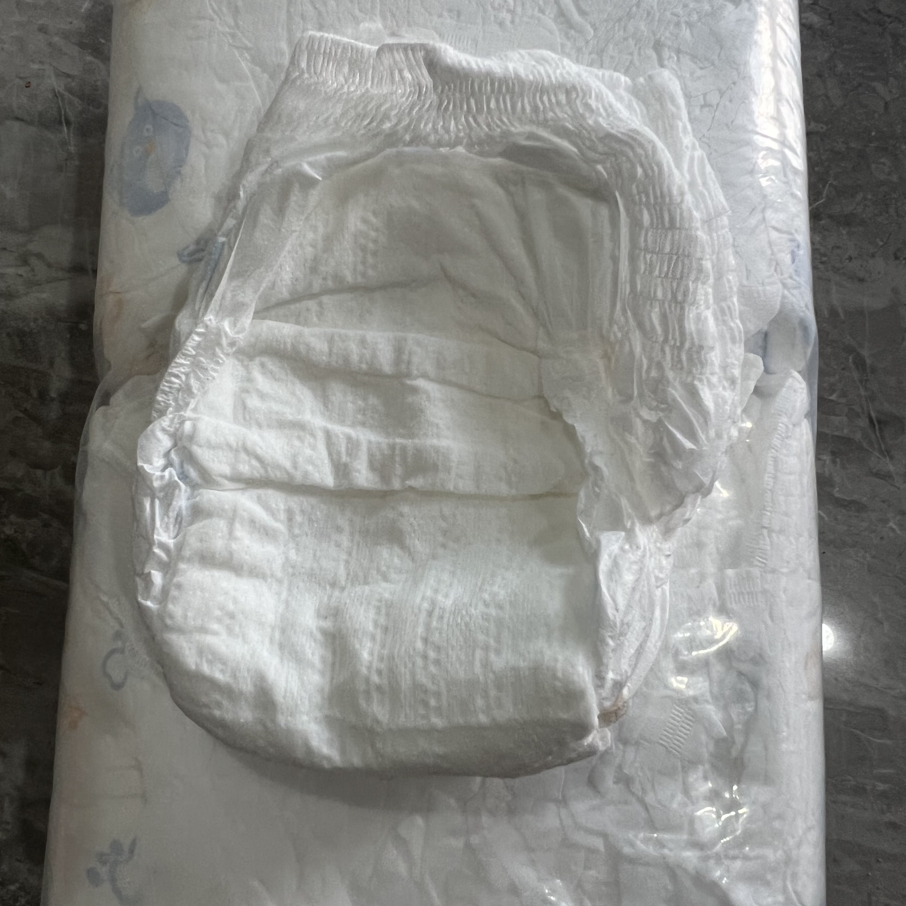 秀秀全包臀专用秀拉拉裤婴儿纸尿裤柔软透气高吸收量尿不湿