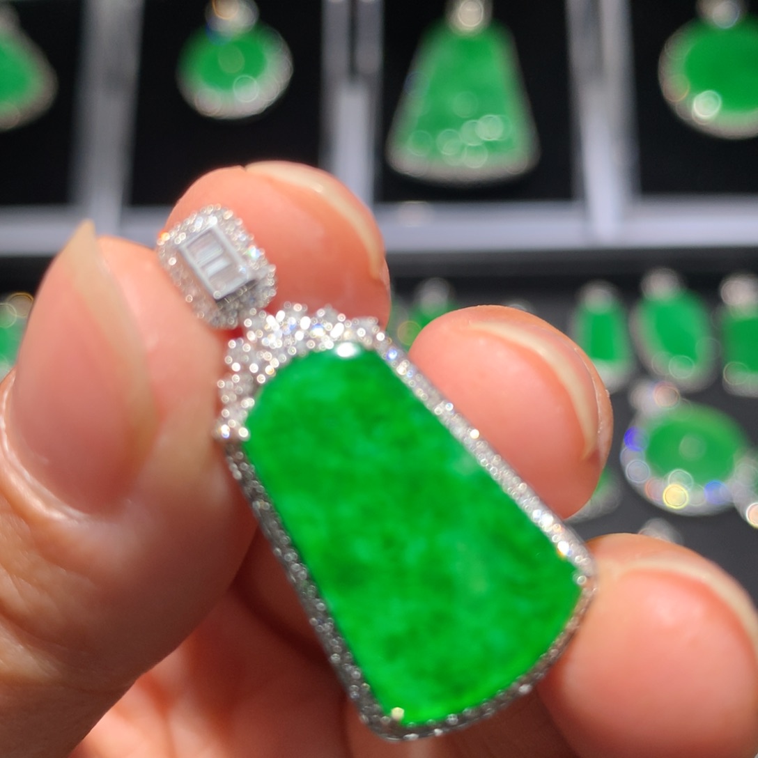 翡翠颈饰18K金镶嵌翡翠