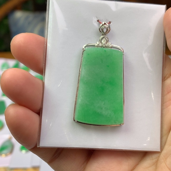 翡翠18K金镶嵌颈饰翡翠吊坠