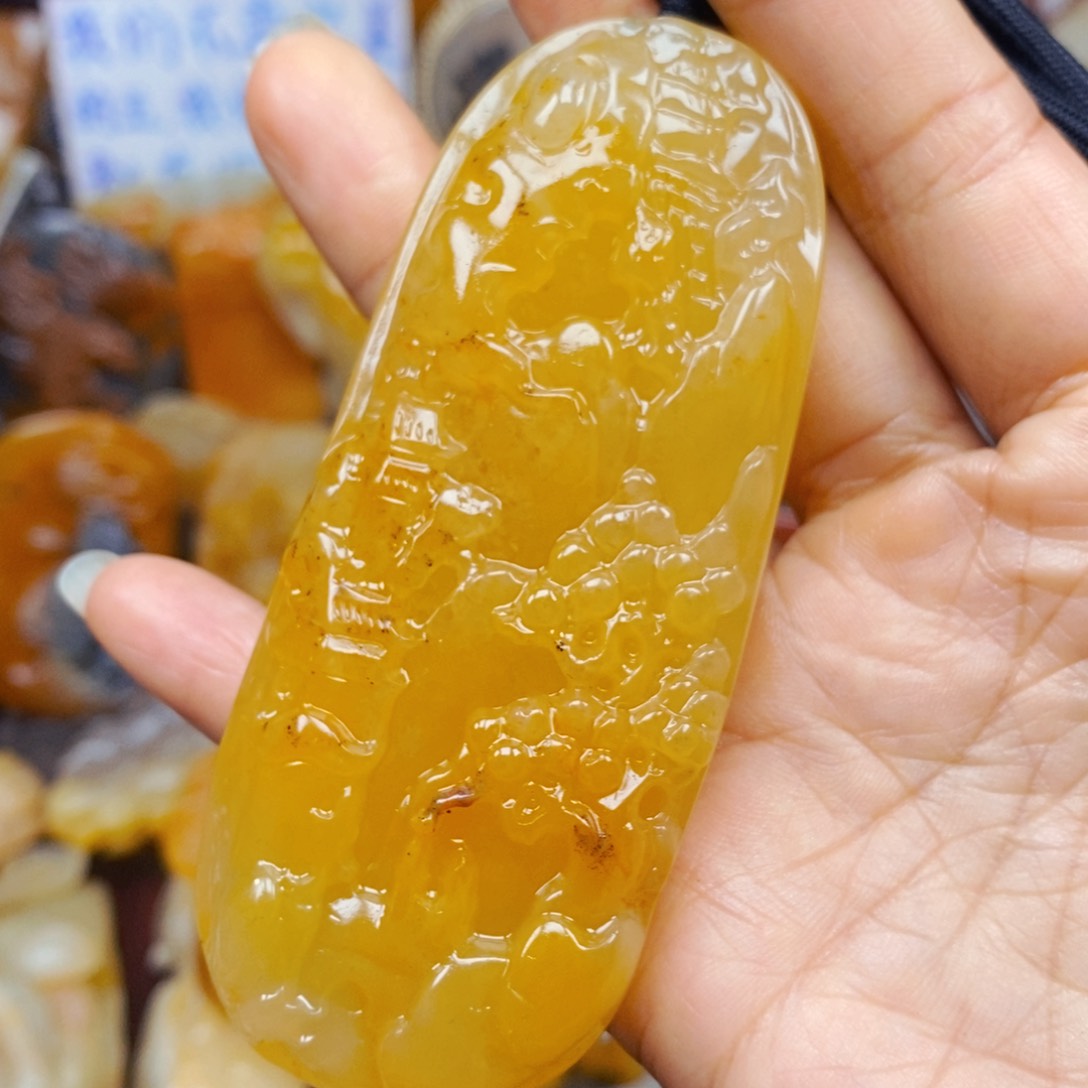 石英质玉（黄龙玉）未镶嵌颈饰