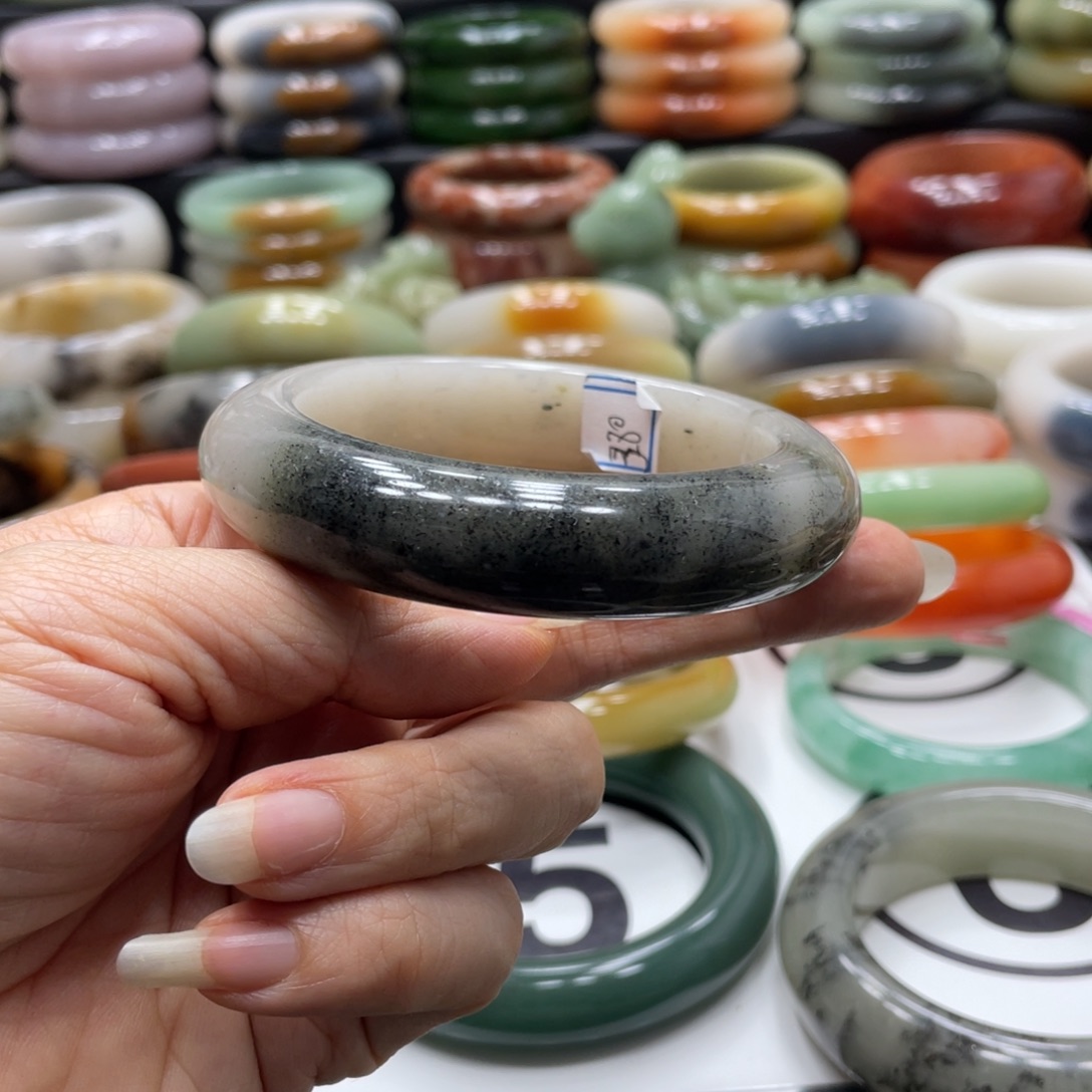 石英岩玉未镶嵌手镯