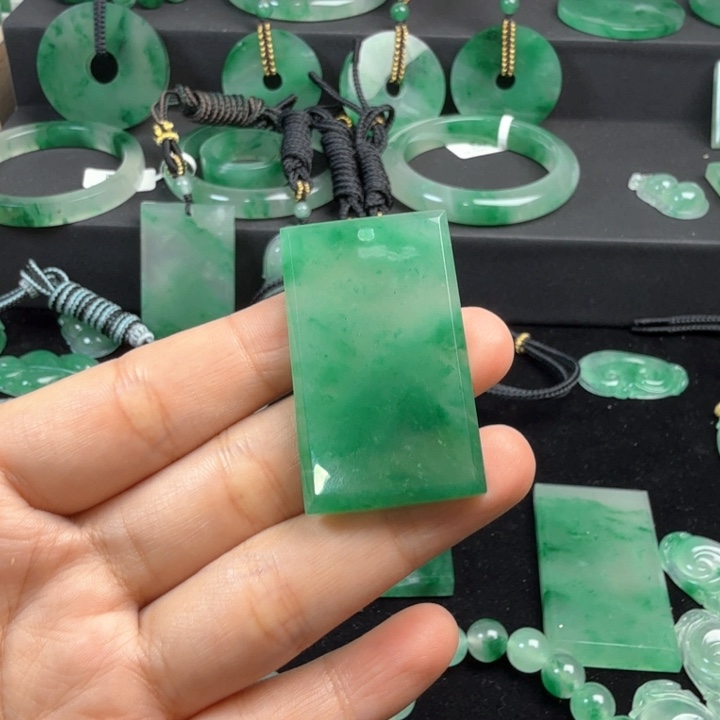 *****石英质玉未镶嵌颈饰