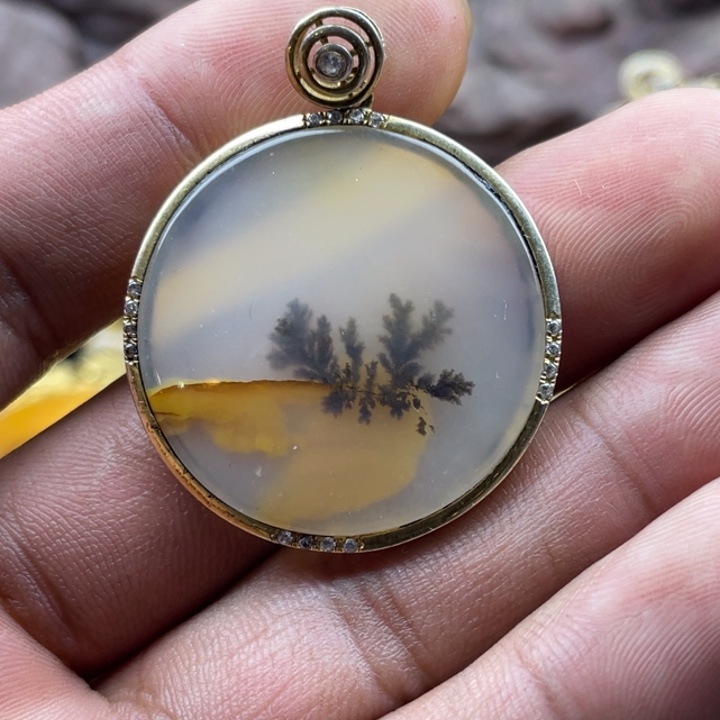 石英质玉（黄龙玉）挂件合金