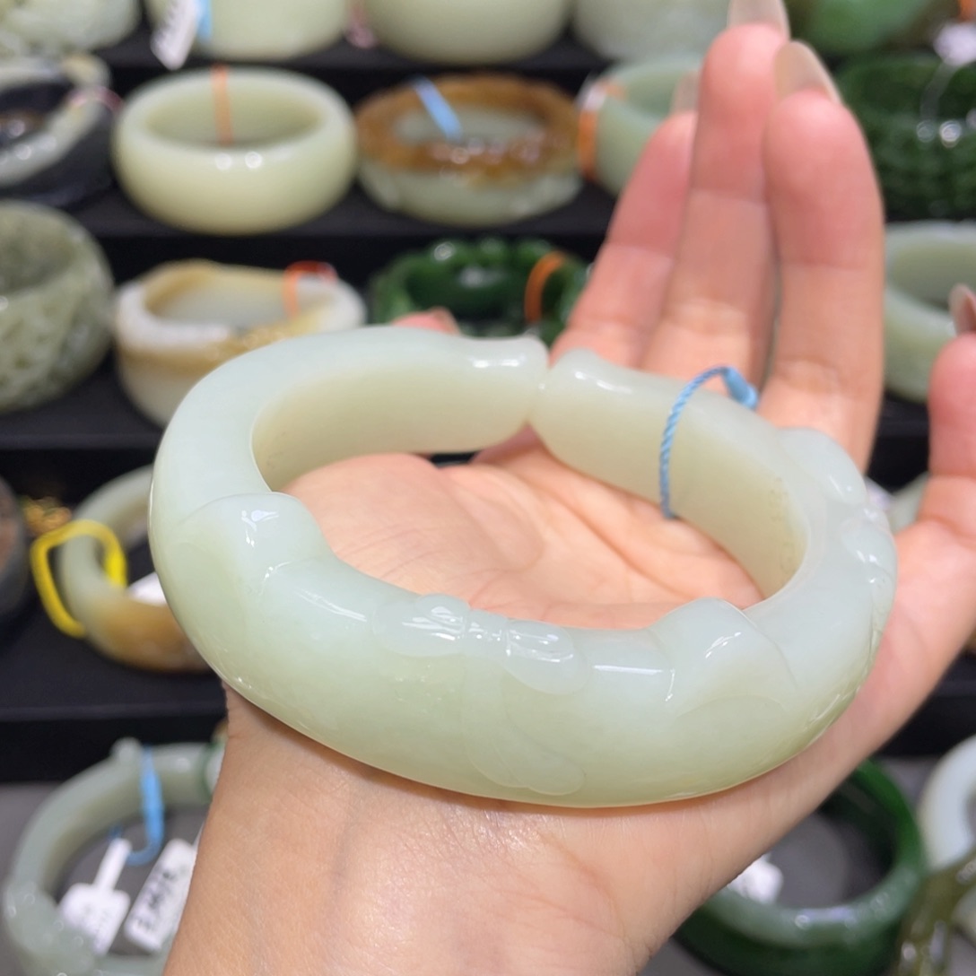 未镶嵌手镯和田玉89。 圈口66