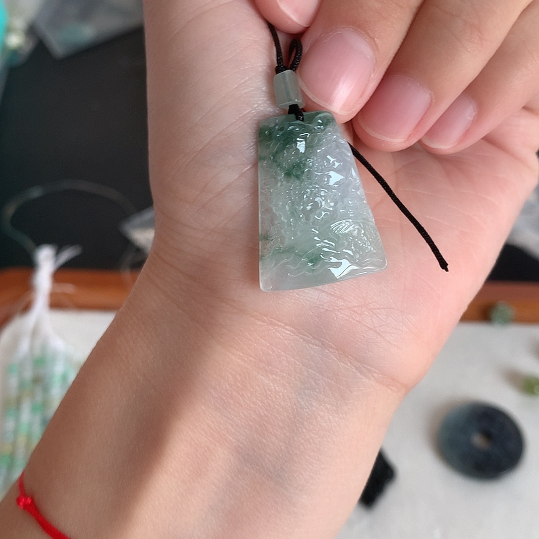 翡翠未镶嵌颈饰山水