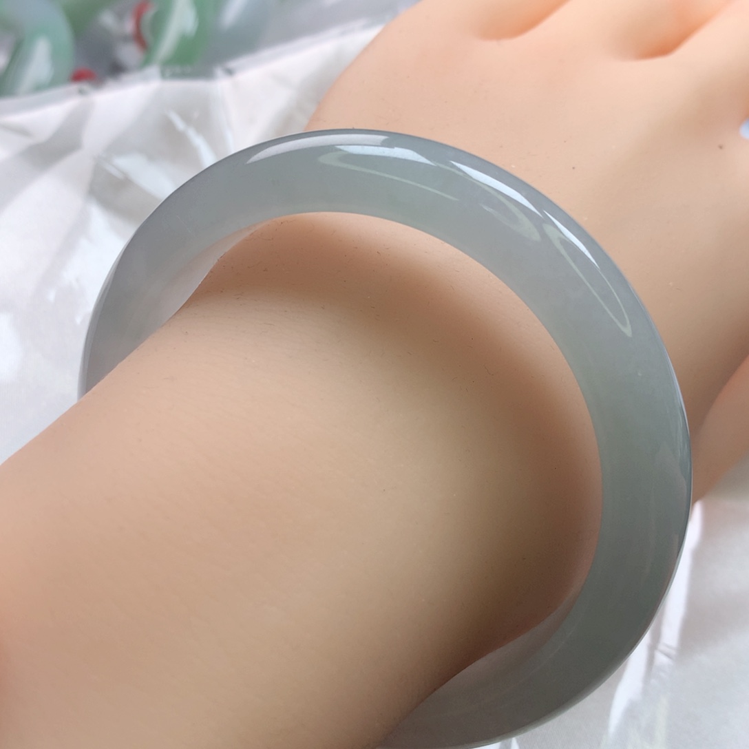 翡翠手镯未镶嵌缅甸翡翠5657