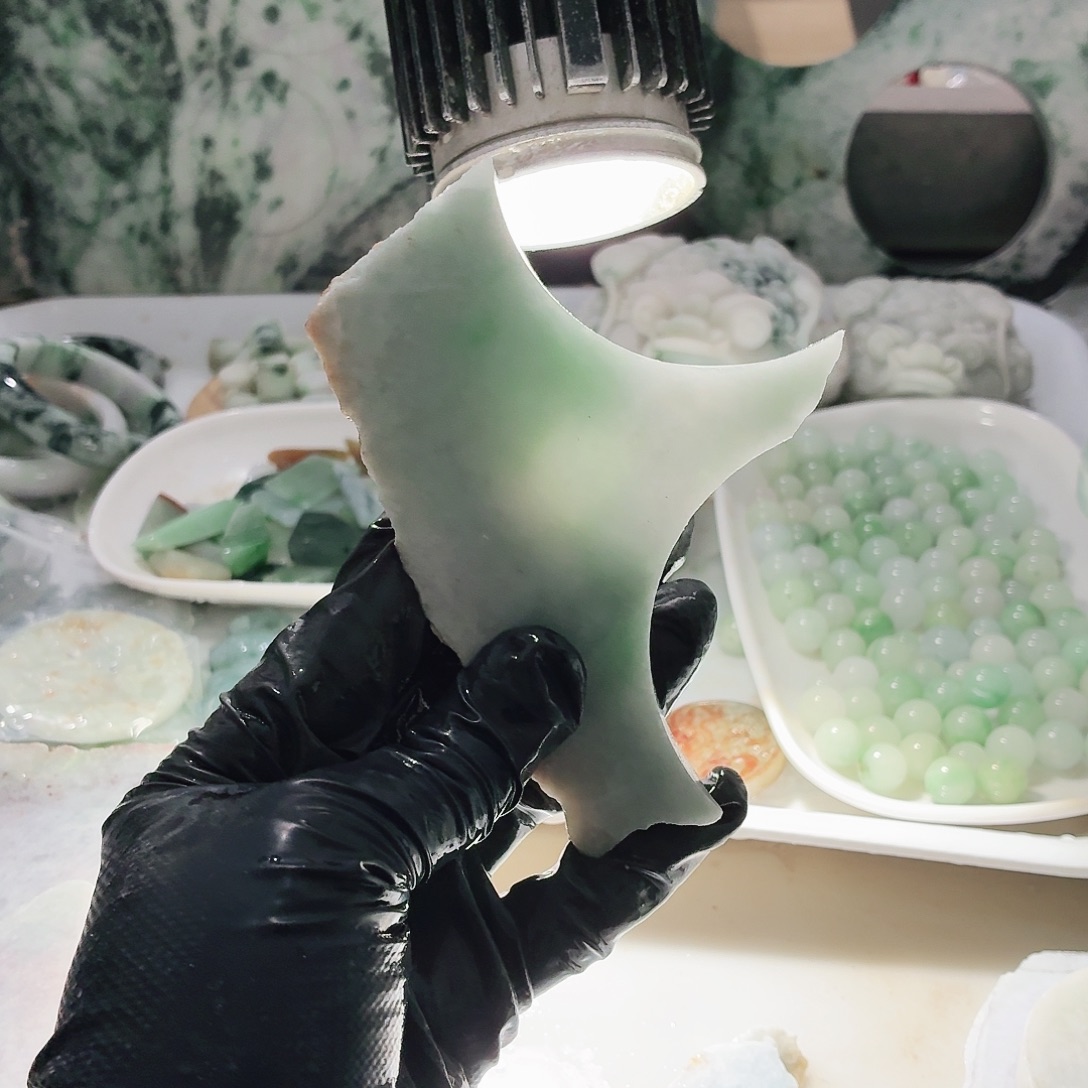 翡翠未镶嵌颈饰边角料