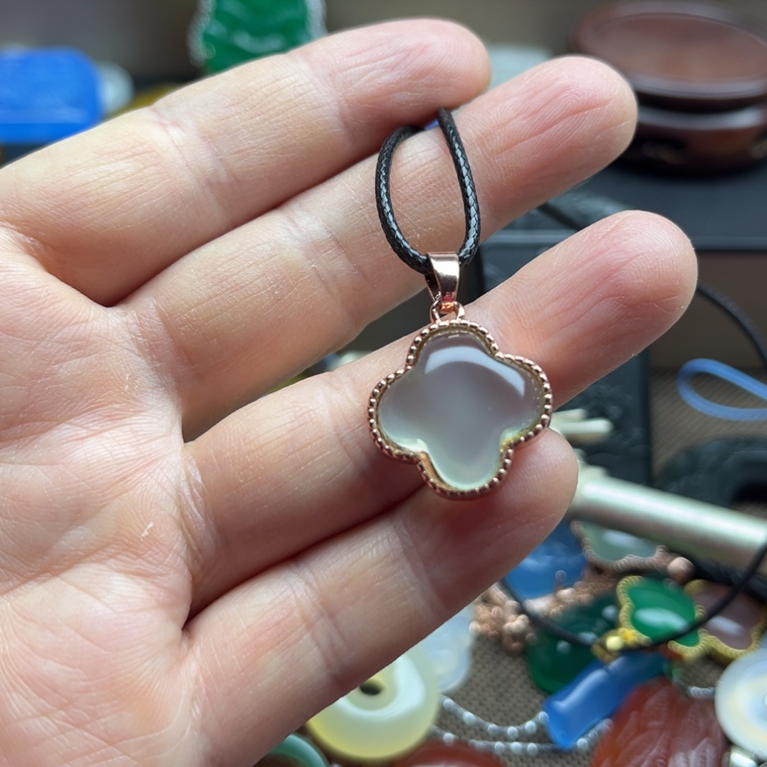 陶瓷玉髓四叶草吊坠