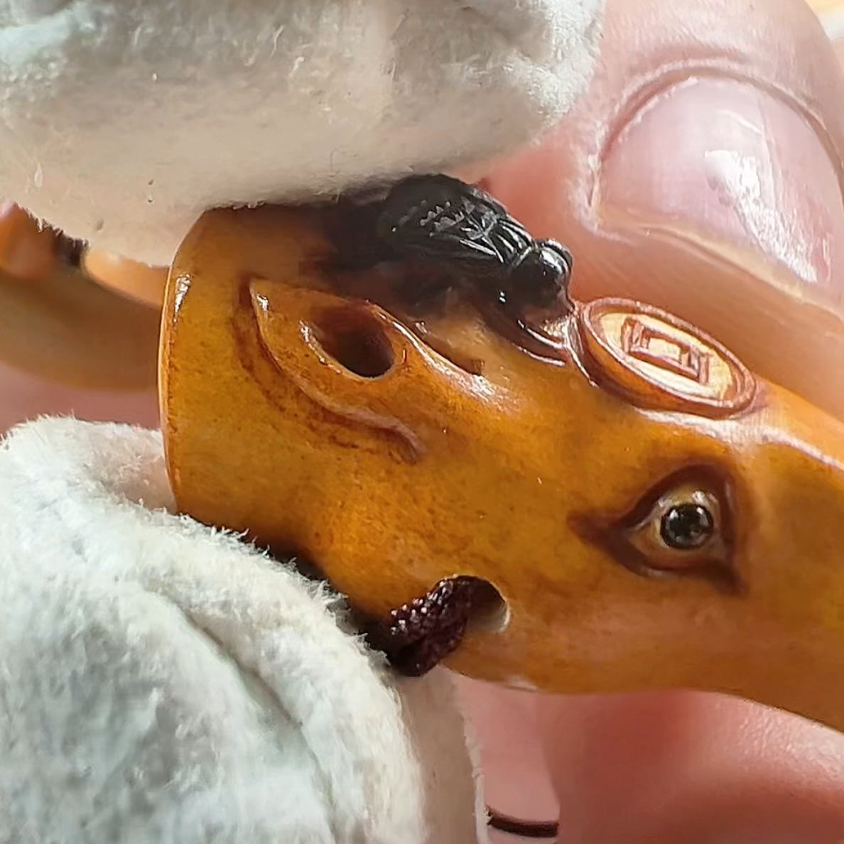 鹿角雕刻“马上蝇钱”文玩把件