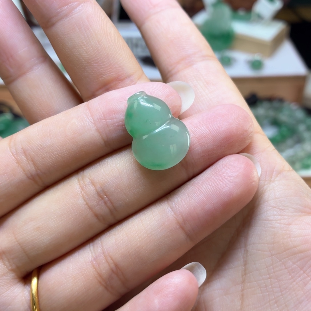 石英质玉（非洲翠）未镶嵌颈饰