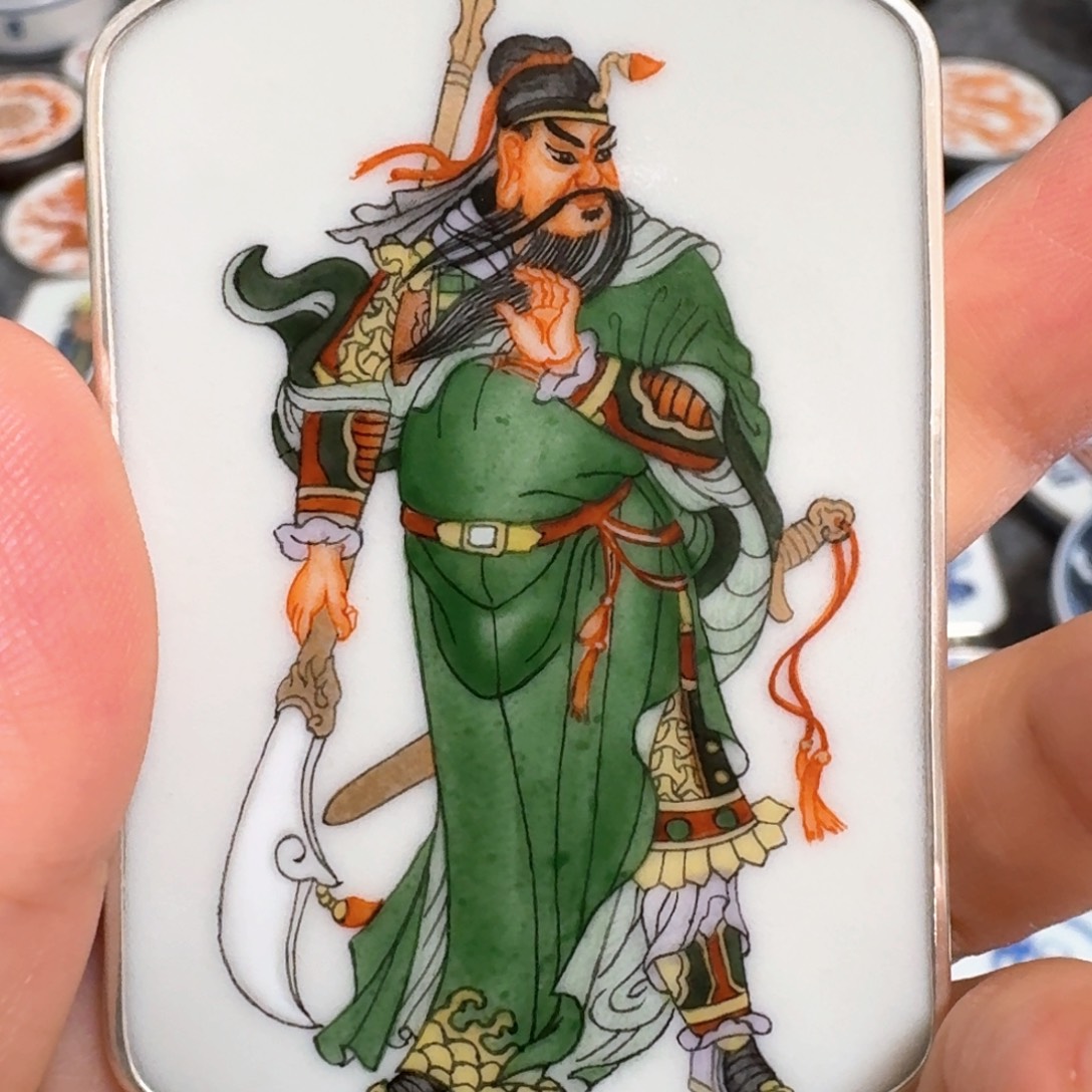 用***8瓷片粉彩关二爷挂件