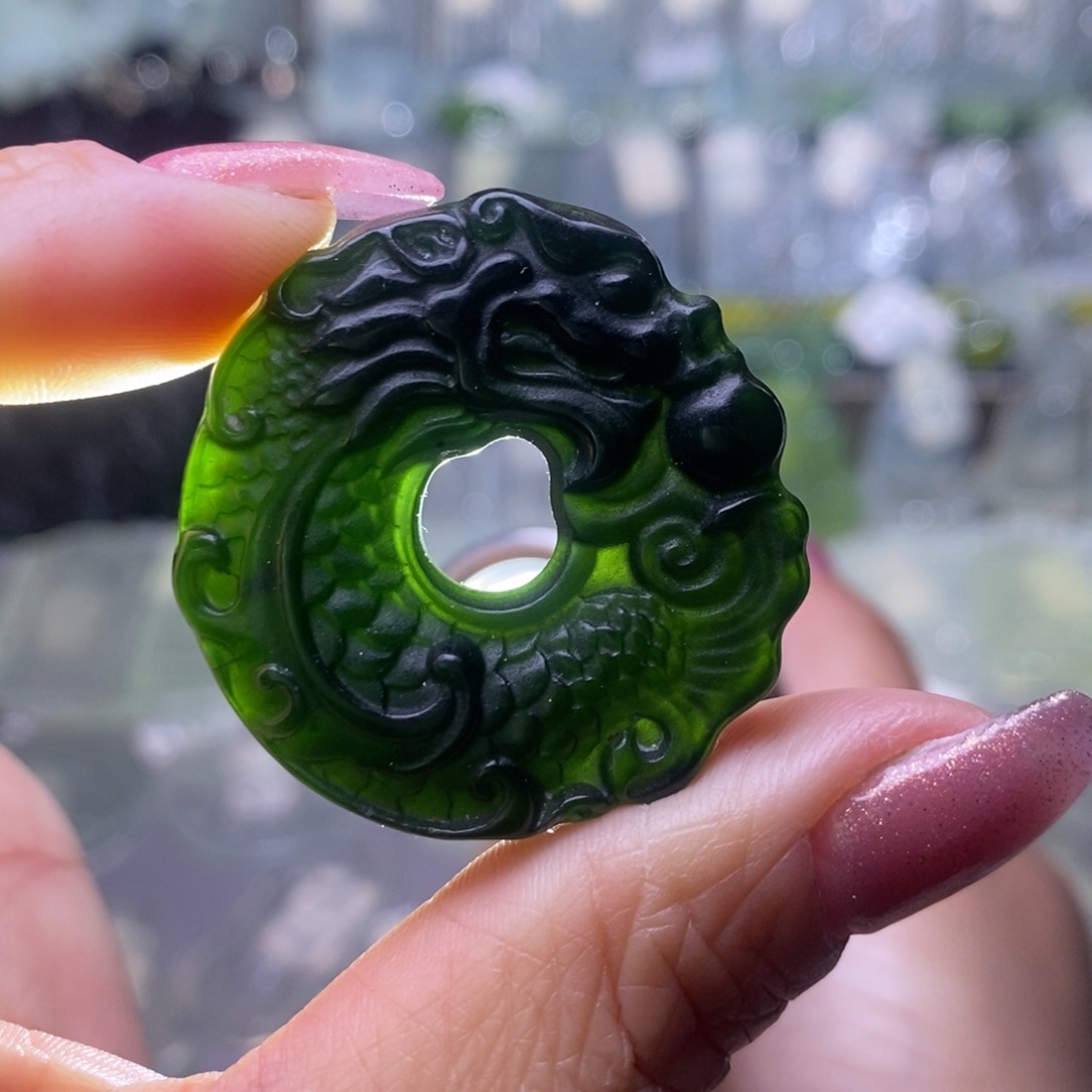 蛇纹石玉颈饰未镶嵌