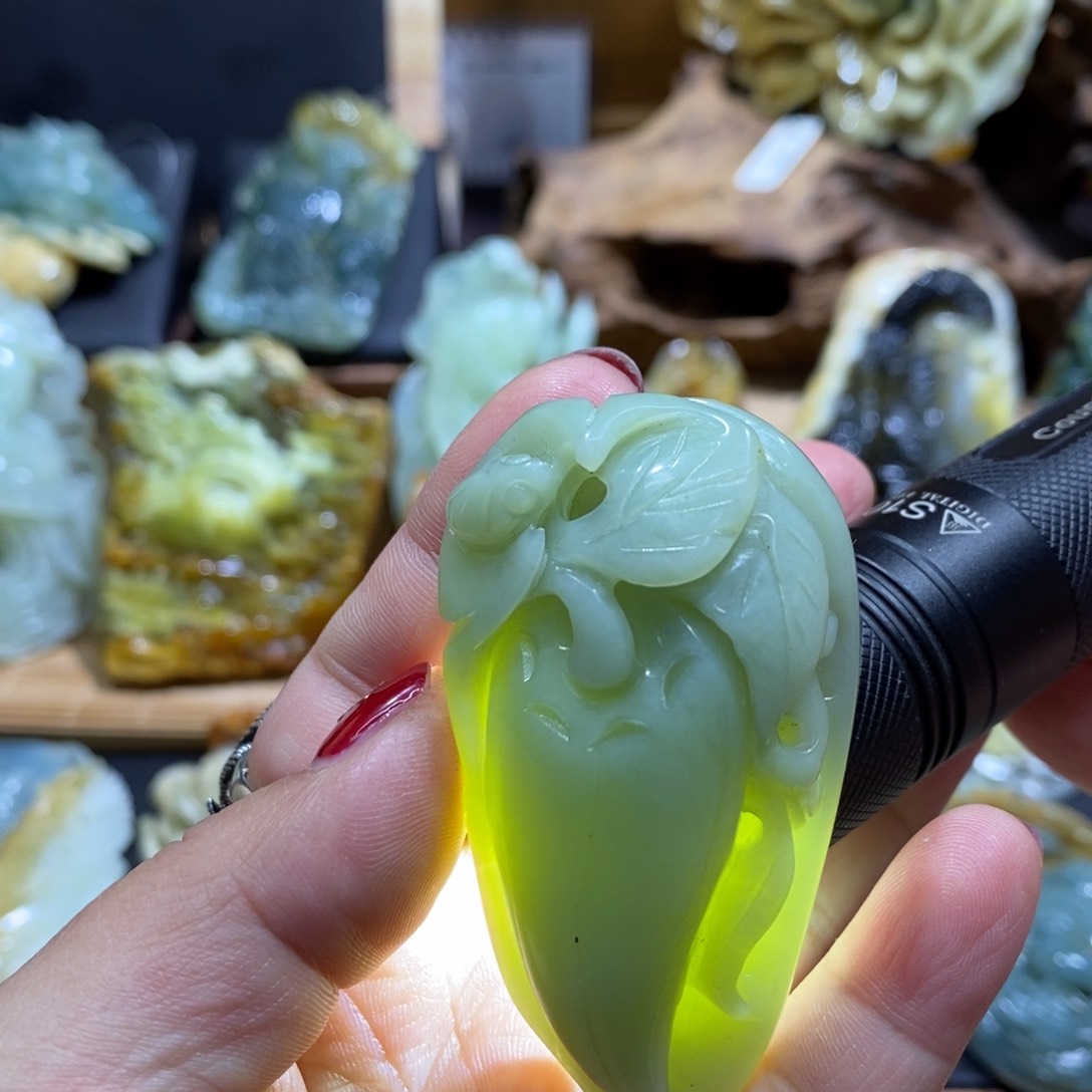 蛇纹石玉颈饰未镶嵌