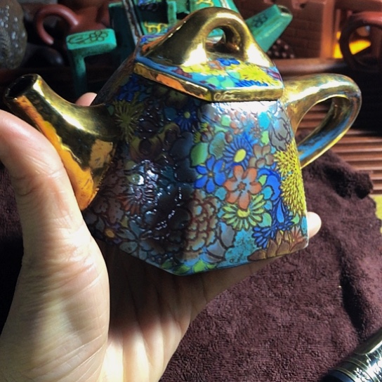 紫砂茶壶原矿泥料手工制作的紫砂壶。