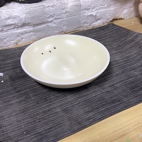 微瑕，不明火，口径约18.5厘米奶油盖