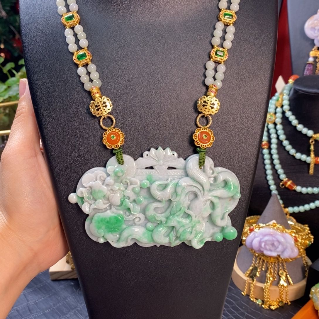 翡翠颈饰未镶嵌九尾吊坠 亏清