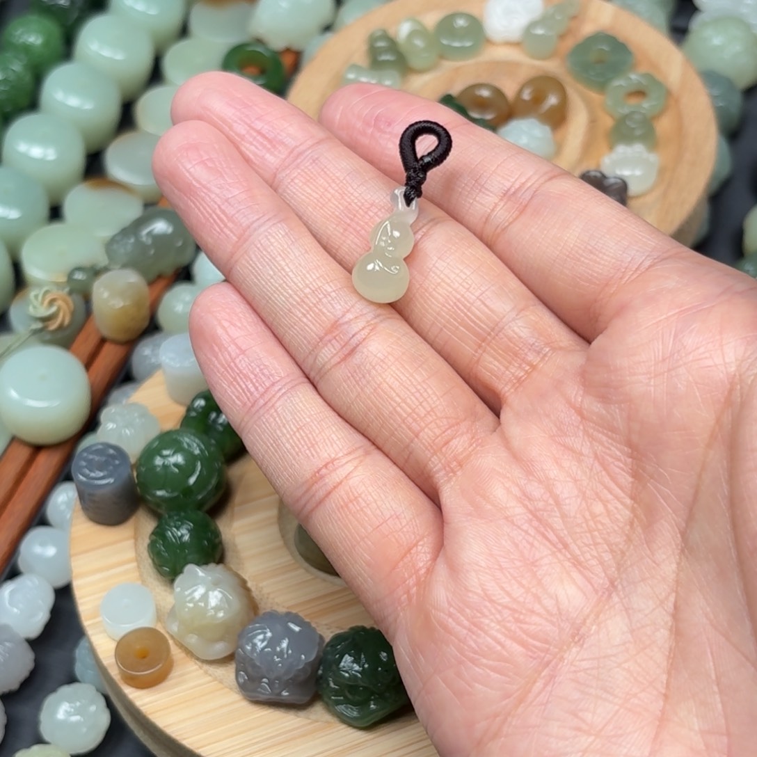 ****苏和田玉未镶嵌颈饰