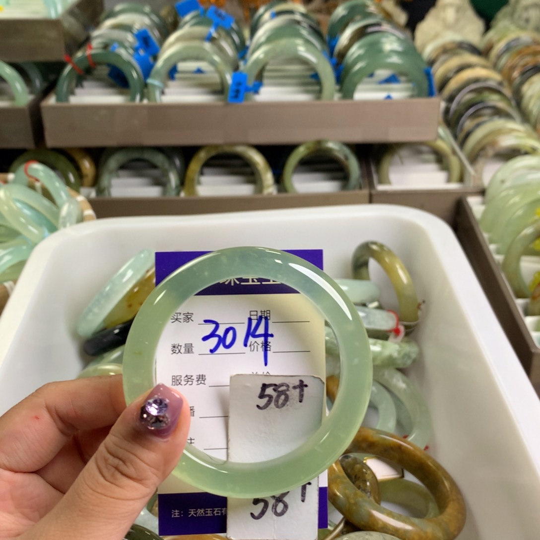 嫊***颜蛇纹石玉未镶嵌手镯3014