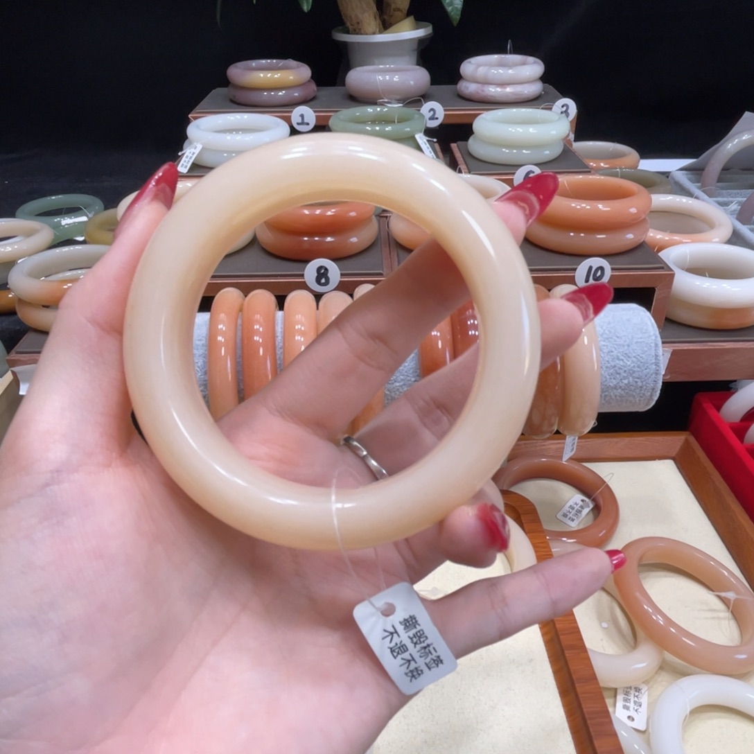 L***I石英岩玉未镶嵌手镯