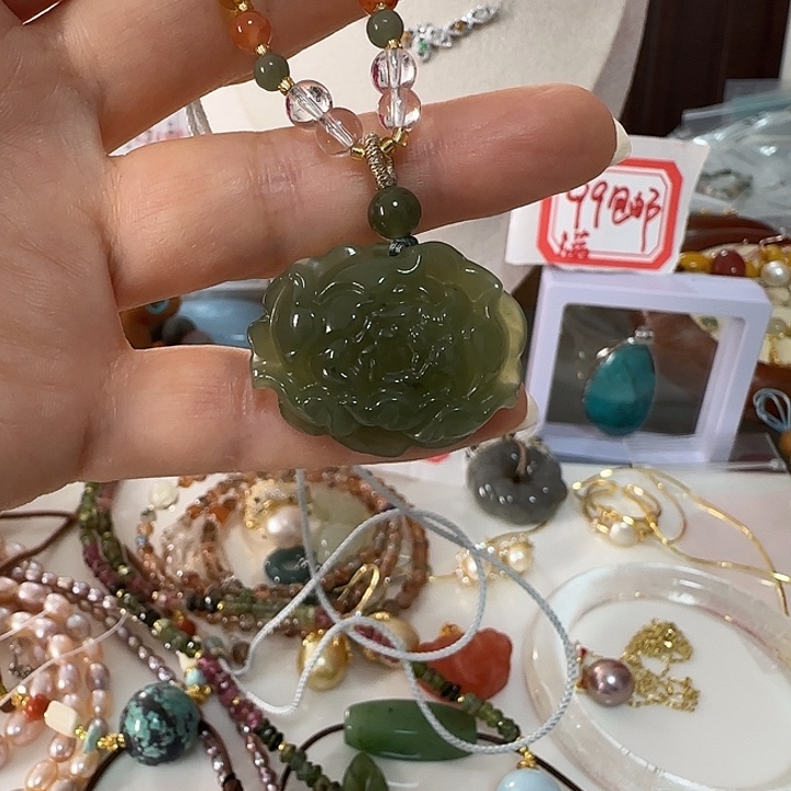 和田玉未镶嵌颈饰31.7牡丹花雕刻件正常结构