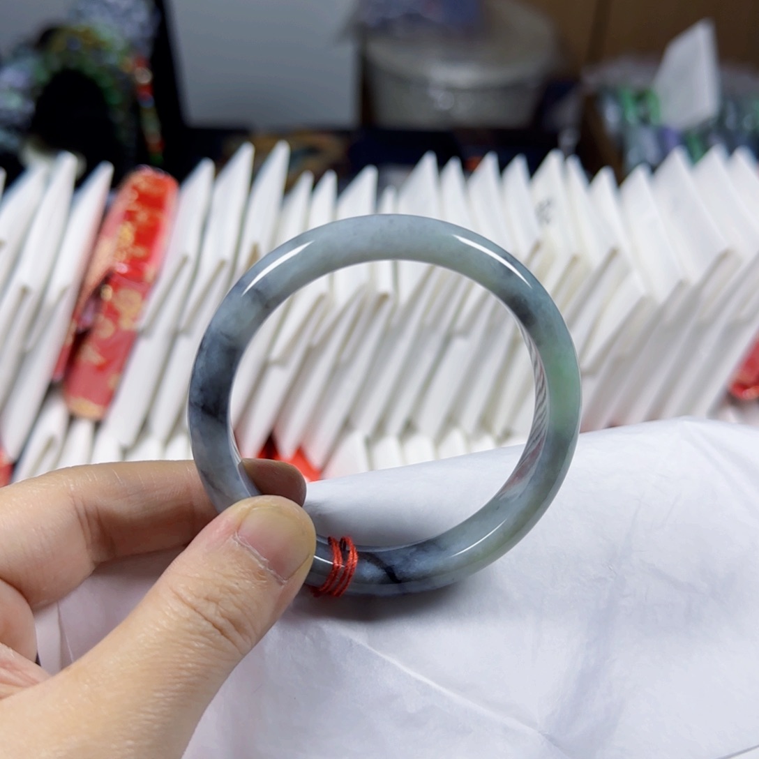 翡翠手镯未镶嵌侧面一道纹