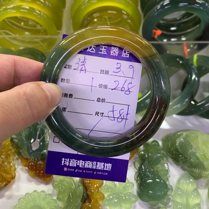 蛇纹石玉手镯未镶嵌清*。