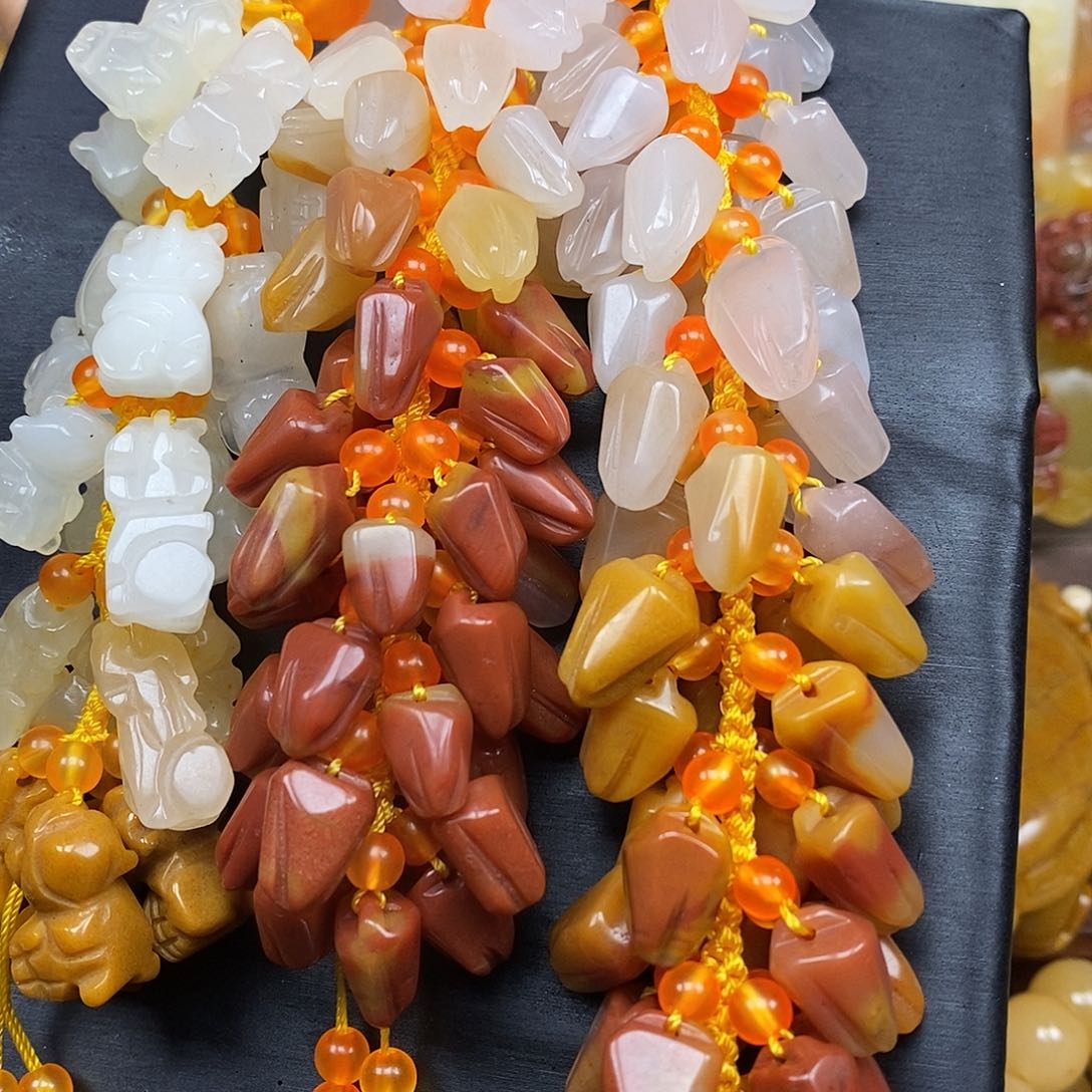 石英质玉（黄龙玉）颈饰未镶嵌