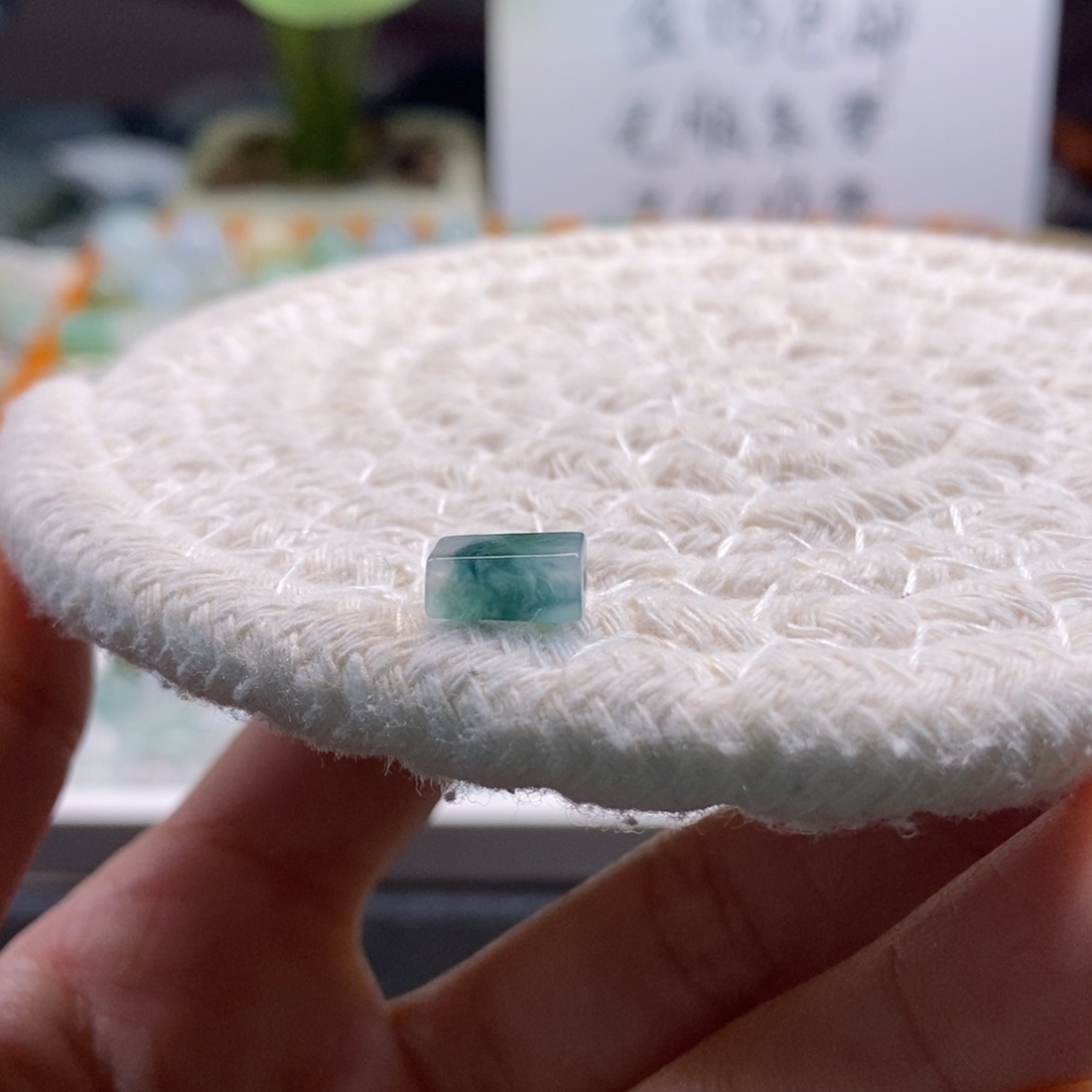 翡翠散珠天然翡翠飘花方糖，有结构纹