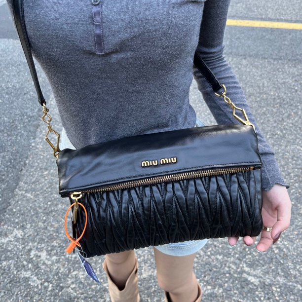 修复品MIU MIU/缪缪 XM/黑金褶皱翻盖信封斜挎包/FYWJ05108227/H
