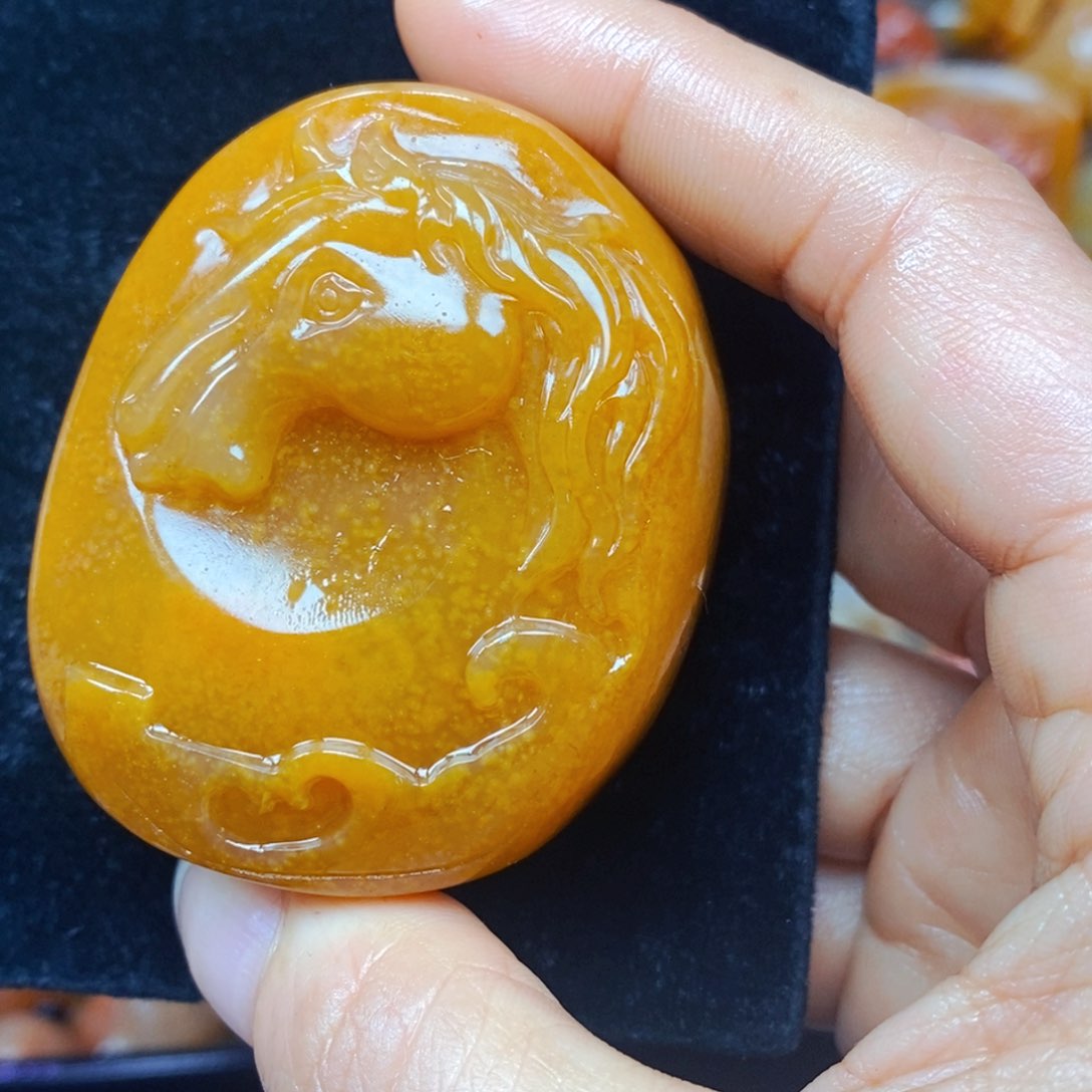 未镶嵌石英质玉（黄龙玉）颈饰