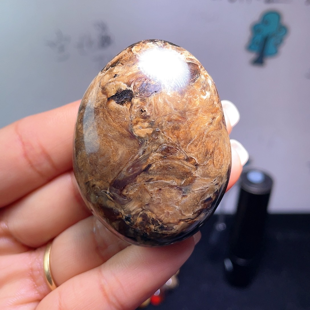 琥珀裸石未镶嵌。