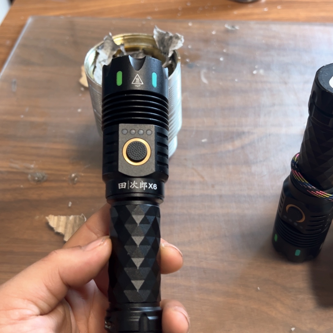 X6强光照射手电筒