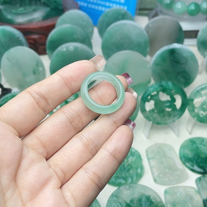 颈饰未镶嵌石英质玉