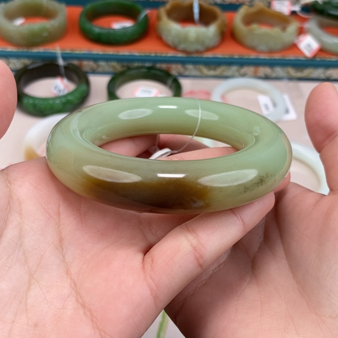 岳***梅和田玉未镶嵌手镯