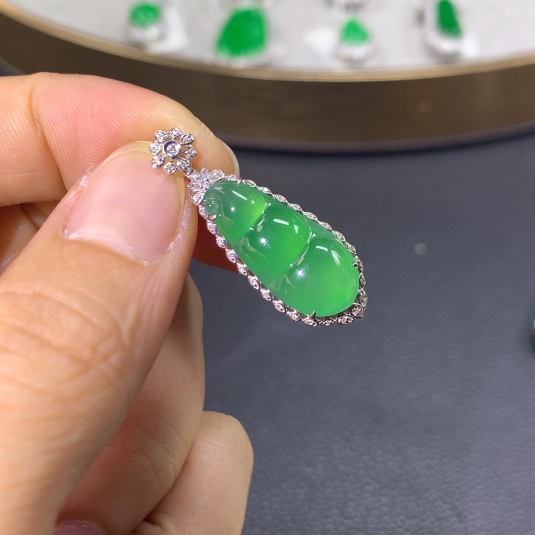 翡翠颈饰18K金镶嵌翡翠