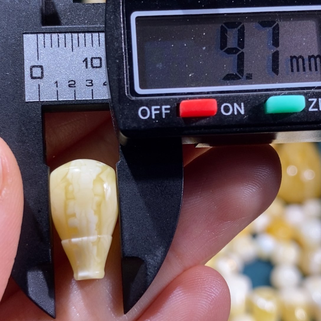 琥珀裸石未镶嵌配饰